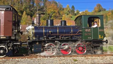 Historischer Zug in Fahrt.  