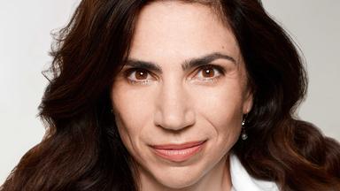 Porträtfoto einer Frau mit langen dunklen Haaren.