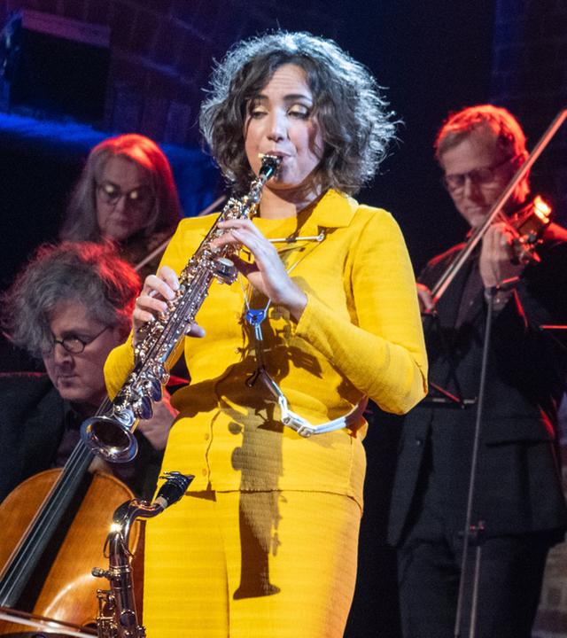 Das Ensemble lautten compagney BERLIN waehrend eines Konzerts. Links an der Bühne steht die Solistin des Abends, die Saxophonistin Asya Fateyva.