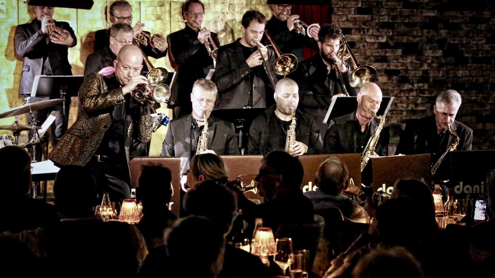 Das Konzert einer Bigband mit Solo-Trompeter.