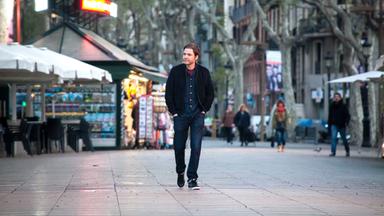 Mann geht durch Straße