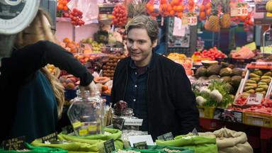 Mann zwischen Marktständen