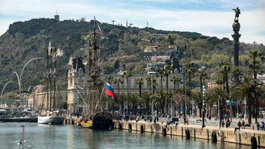 Blick auf einen Berg und eine Hafenpromenade