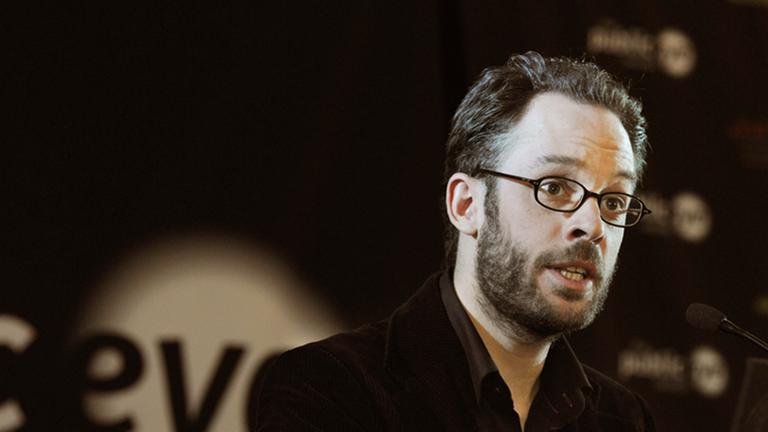 Daniel Domscheit-Berg spricht in ein Mikrofon.