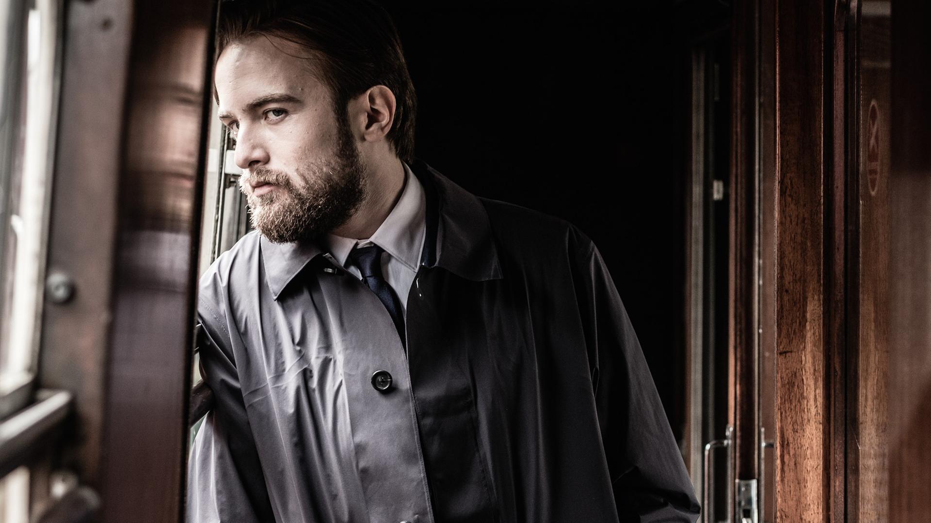 Daniil Trifonov steht in Zugabteil. 