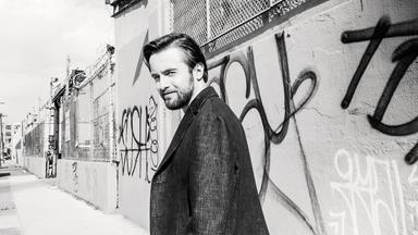 Daniil Trifonov rückblickend vor einer Mauer