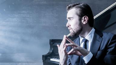 Daniil Trifonov sitzend vor einem Piano