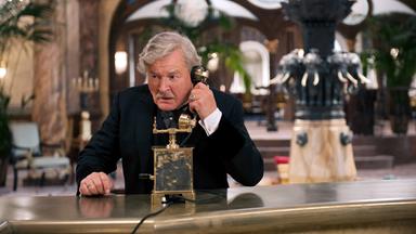 Auch am Adlon geht der Krieg nicht spurlos vorbei: Lorenz Adlon (Burghart Klaußner)