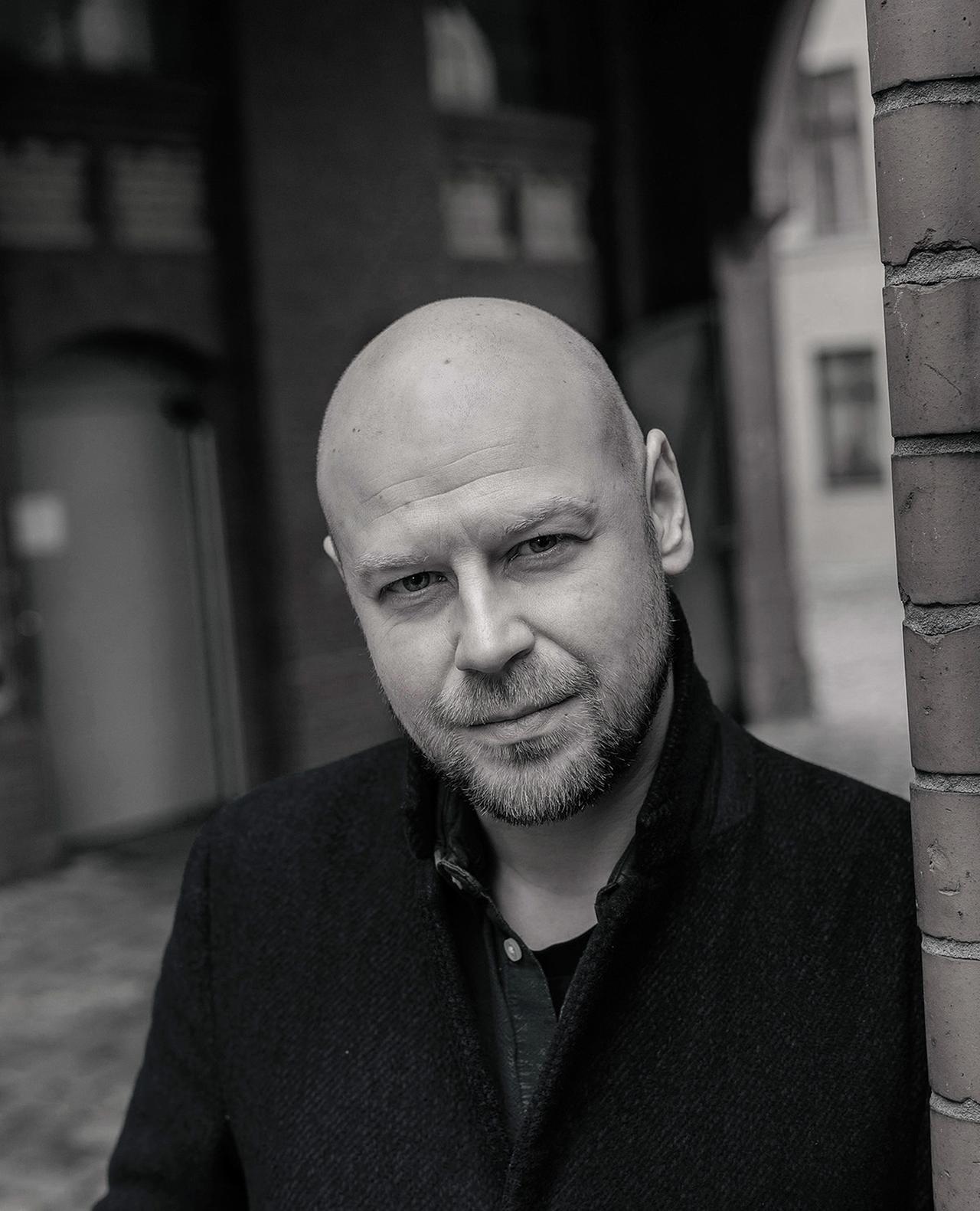 Porträtaufnahme eines Mannes.