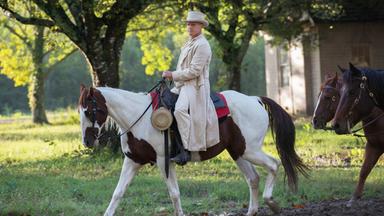 Ein Mann auf einem Pferd.
