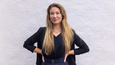 Eine junge blonde Frau.