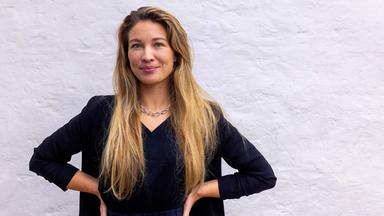 Eine junge blonde Frau.