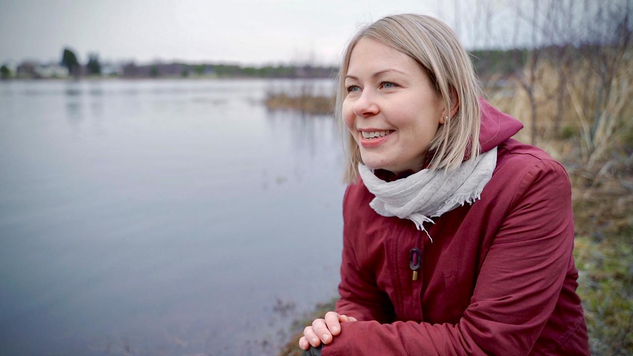 Eine lachende Frau an einem See