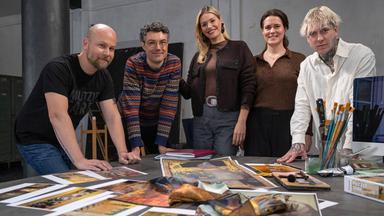 die füng Protagonisten der Sendung vor einem Tisch mit Kunstdrucken