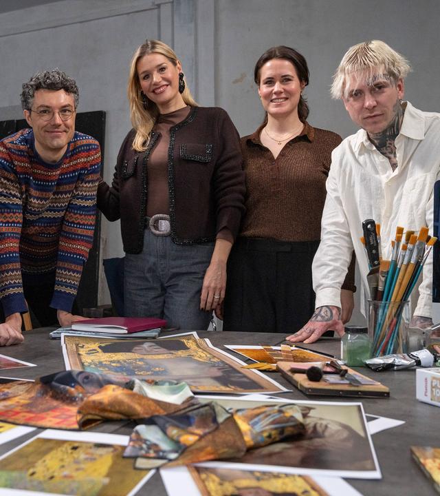 die füng Protagonisten der Sendung vor einem Tisch mit Kunstdrucken