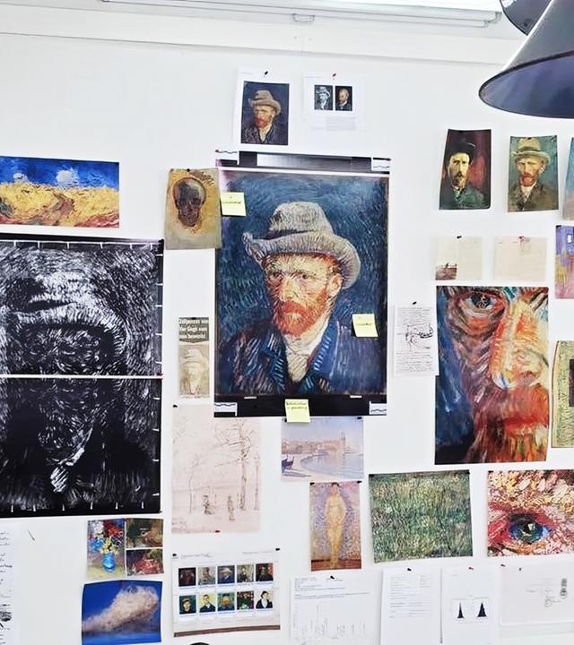 Das Geheimnis der Meister – Van Gogh: An einer Pinnwand hängt mittig groß das Selbstportrait von van Gogh umringt von vielen anderen van Gogh-Bildern.