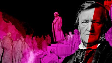 Links und in der Mitte ist eine gezeichnete und pink angestrahlte Szene zu sehen, bei der ein Mann in Gehrock auf einem Podest steht, umringt von anderen Männern. Rechts ist ein übergroßes Porträtfoto von Richard Wagner in schwarz-weiß zu sehen, dessen eine Hälfte schräg rot eingefärbt ist.