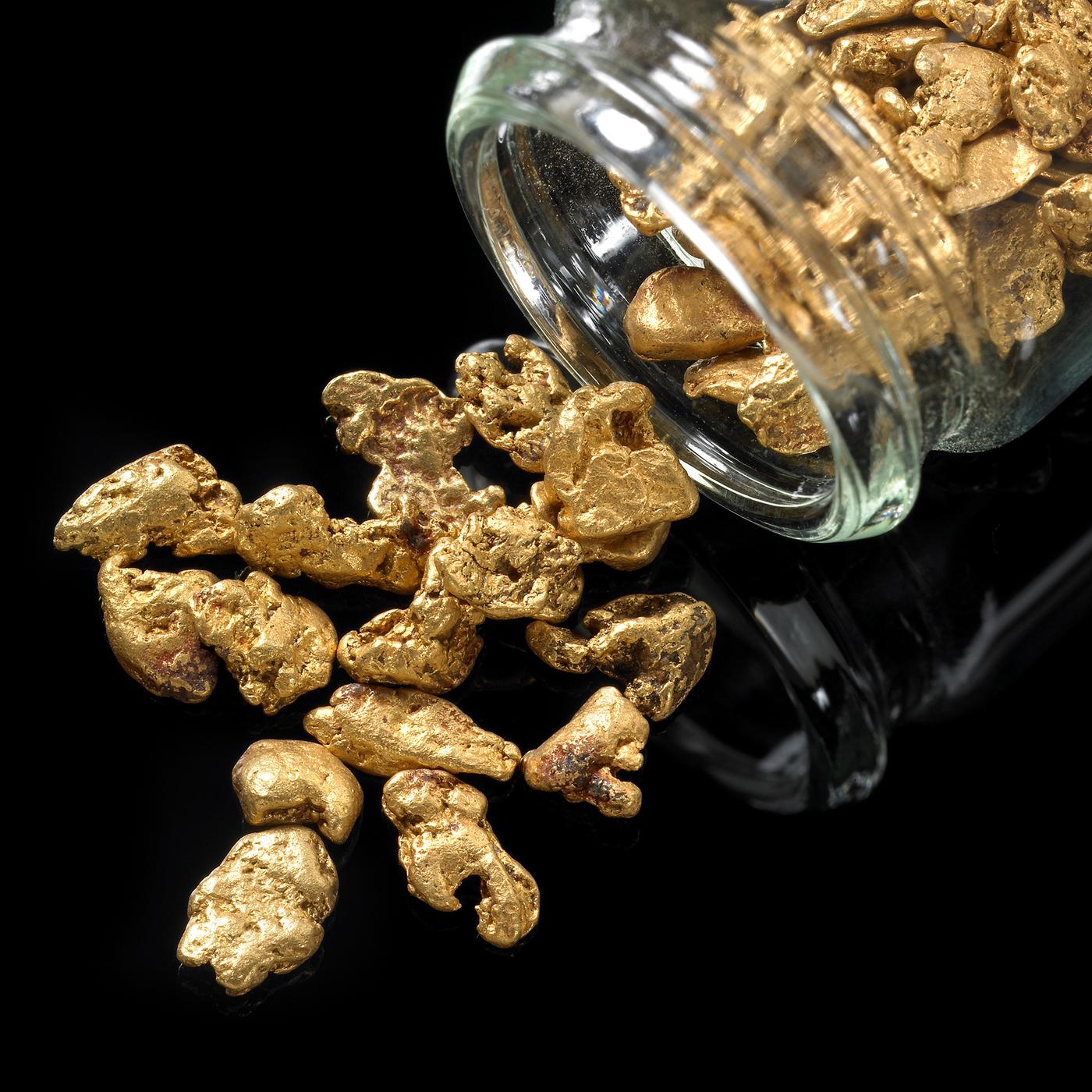 Goldnuggets auf schwarzem Untergrund