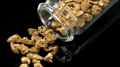 Goldnuggets auf schwarzem Untergrund