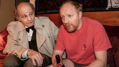 Kurz vor Weihnachten läuft es für Franz nicht gut. In der Ehe mit Linn kriselt es, der Job nervt und Tochter Julie pubertiert. Dann wird er auch noch Zeuge eines Autounfalls, bei dem ein alter Mann ums Leben kommt. Kurz darauf begegnet Franz dem Geist des Unfallopfers Egon! Egon braucht Franz, um einer alten, unausgelebten Liebe doch noch sein Herz auszuschütten. Die Dame, Mali, liegt im Krankenhaus im Wachkoma. Die Zeit drängt