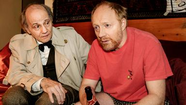 Kurz vor Weihnachten läuft es für Franz nicht gut. In der Ehe mit Linn kriselt es, der Job nervt und Tochter Julie pubertiert. Dann wird er auch noch Zeuge eines Autounfalls, bei dem ein alter Mann ums Leben kommt. Kurz darauf begegnet Franz dem Geist des Unfallopfers Egon! Egon braucht Franz, um einer alten, unausgelebten Liebe doch noch sein Herz auszuschütten. Die Dame, Mali, liegt im Krankenhaus im Wachkoma. Die Zeit drängt