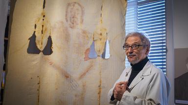 Ein Chemiker vor einem Grabtuch.