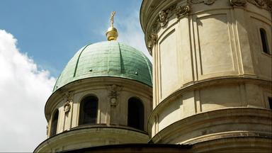 Zwei Türme vor blauem Himmel