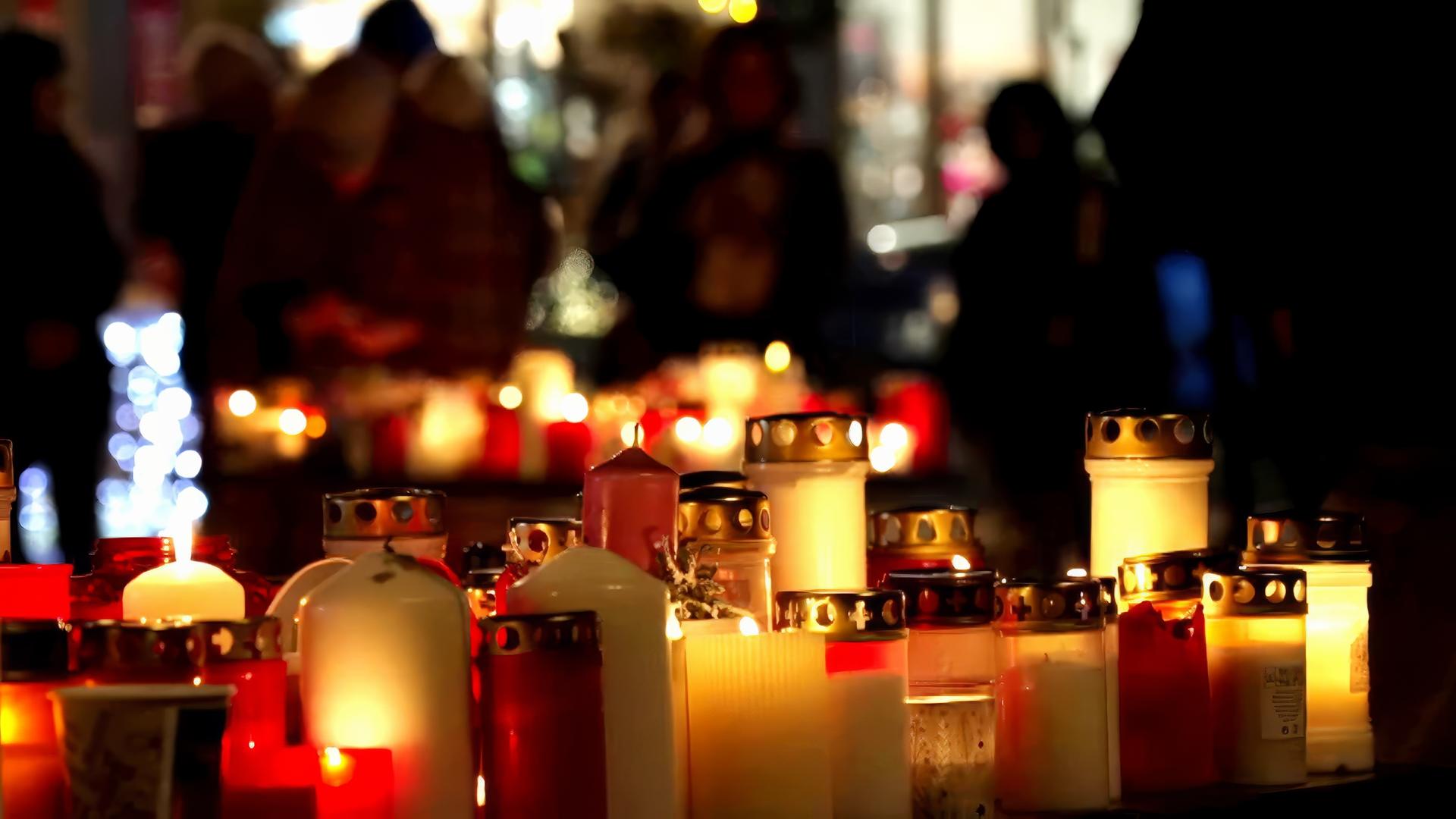 Kerzen für die Opfer der Brandkatastrophe in Crans-Montana