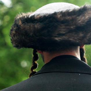 Ein Mann mit traditioneller jüdischer Kopfbedeckung von hinten