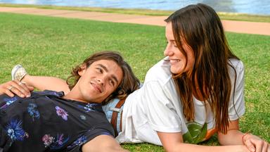 Devon (Brenton Thwaites) und Lucy (Lily Sullivan) verbringen einen wundervollen Tag miteinander, nachdem sie sich auf etwas unkonventionelle Weise kennengelernt haben.