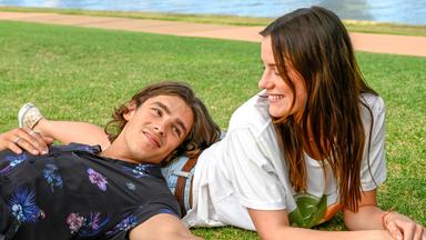 Devon (Brenton Thwaites) und Lucy (Lily Sullivan) verbringen einen wundervollen Tag miteinander, nachdem sie sich auf etwas unkonventionelle Weise kennengelernt haben.