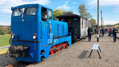 Der wunderschön blaue Infozug der Mansfelder Bergwerksbahn am Bahnhof.