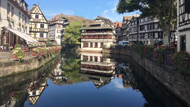 Historische Fachwerkhäuser direkt am Fluss