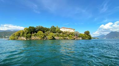 Eine Insel in einem großen See.