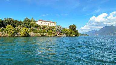 Eine Insel in einem großen See.