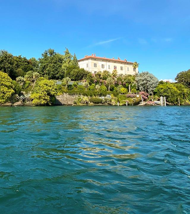 Eine Insel in einem großen See.