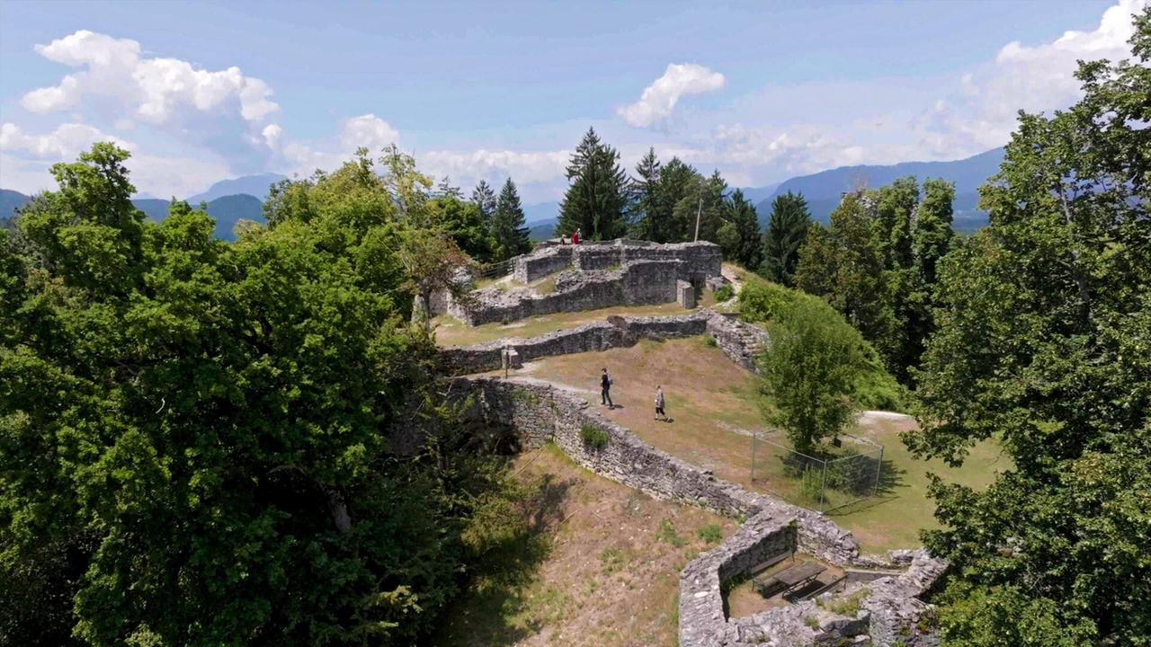 Steinmauern mit Menschen, die sie besichtigen