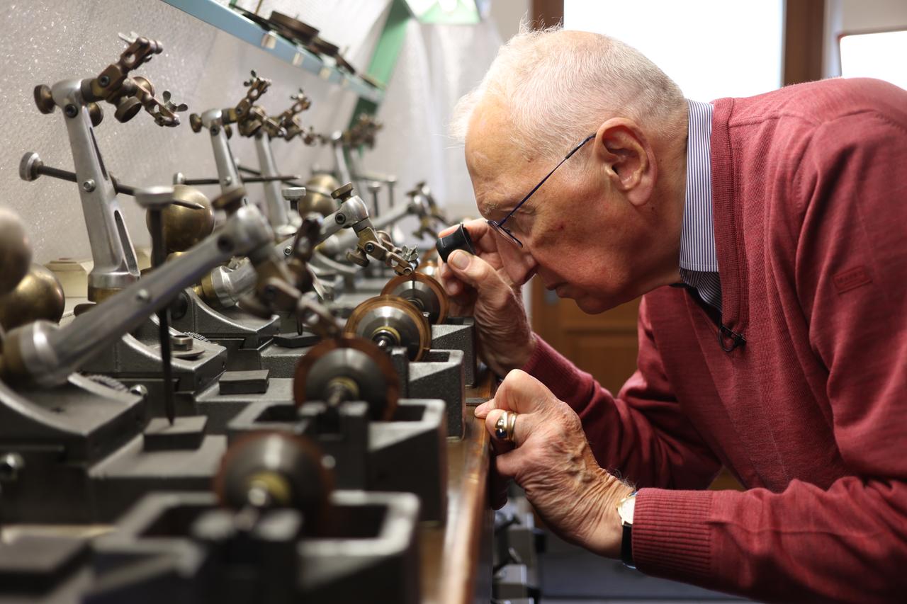Ein älterer Herr blickt auf eine Diamantsäge