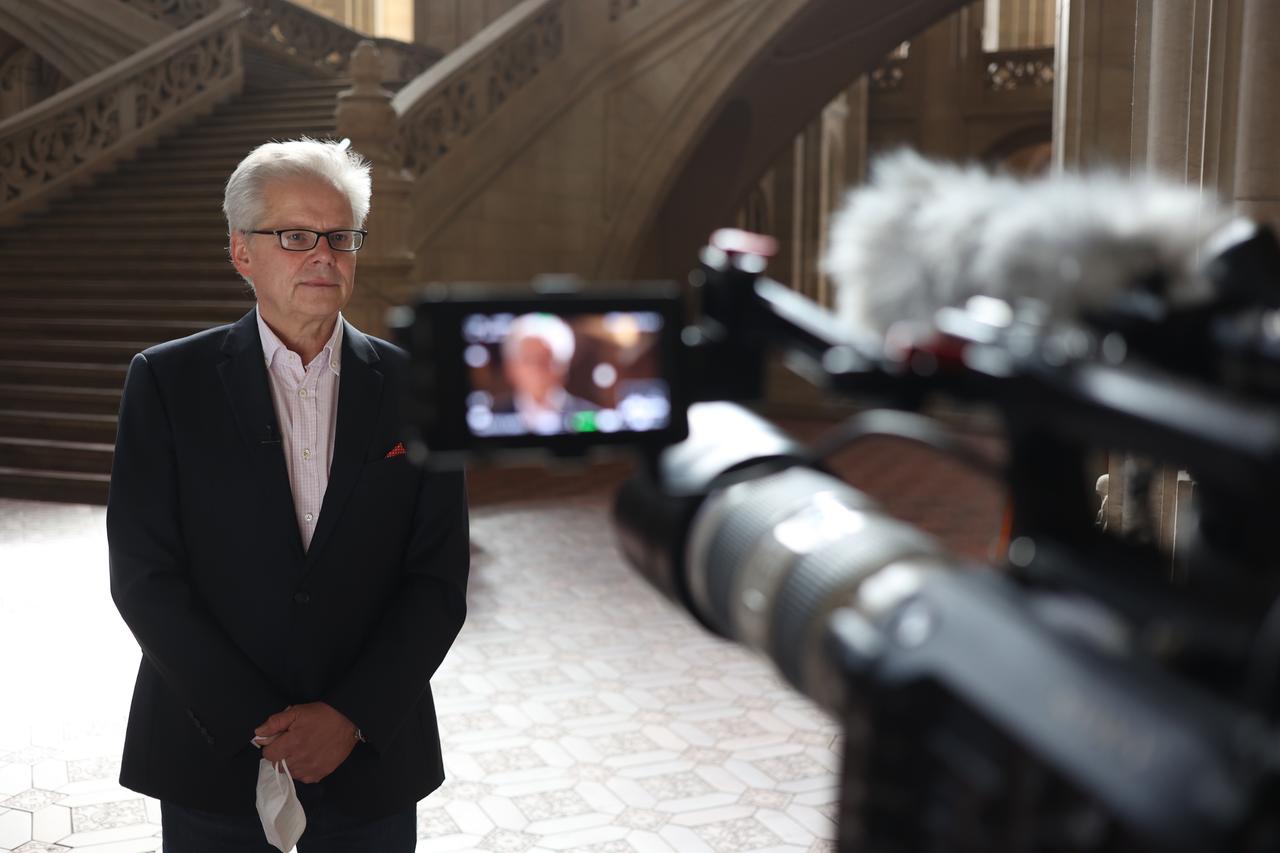 Mann in Foyer wird gefilmt