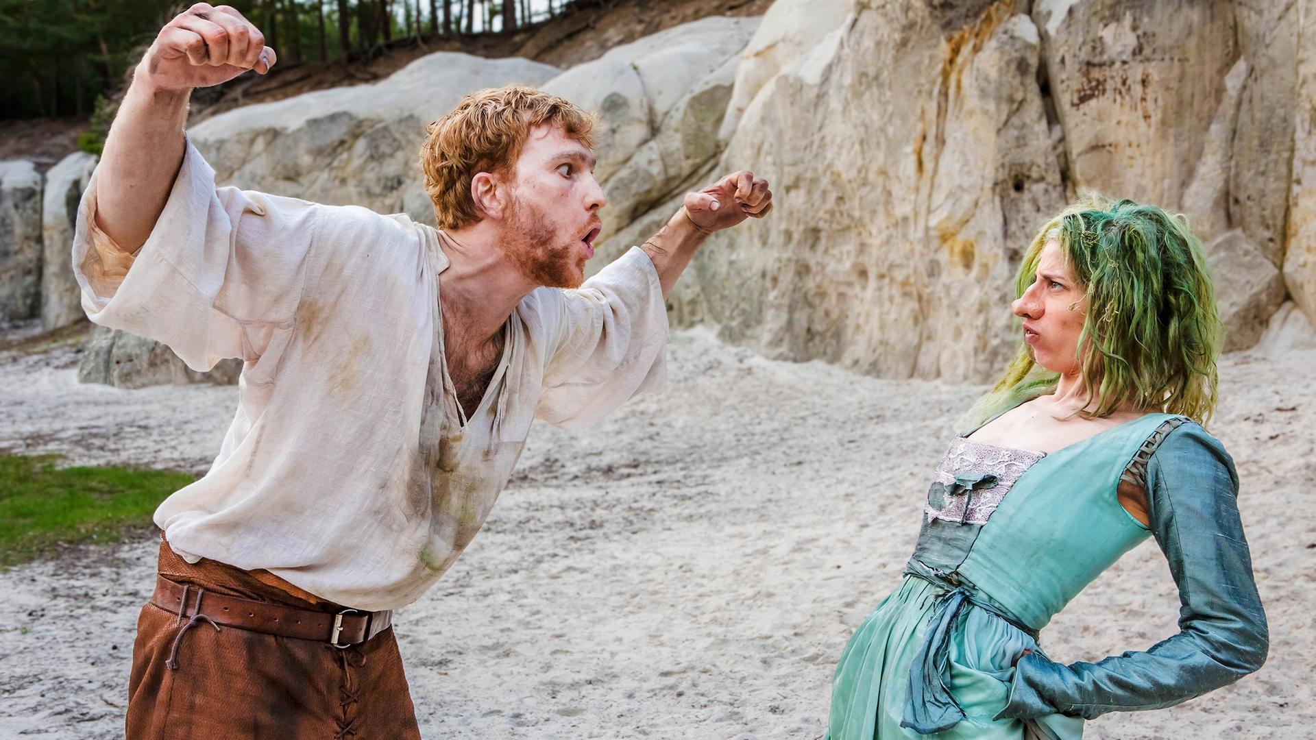 Der verzauberte Prinz (Lucas Prisor) und die verzauberte Prinzessin (Jytte-Merle Böhrnsen) streiten sich.