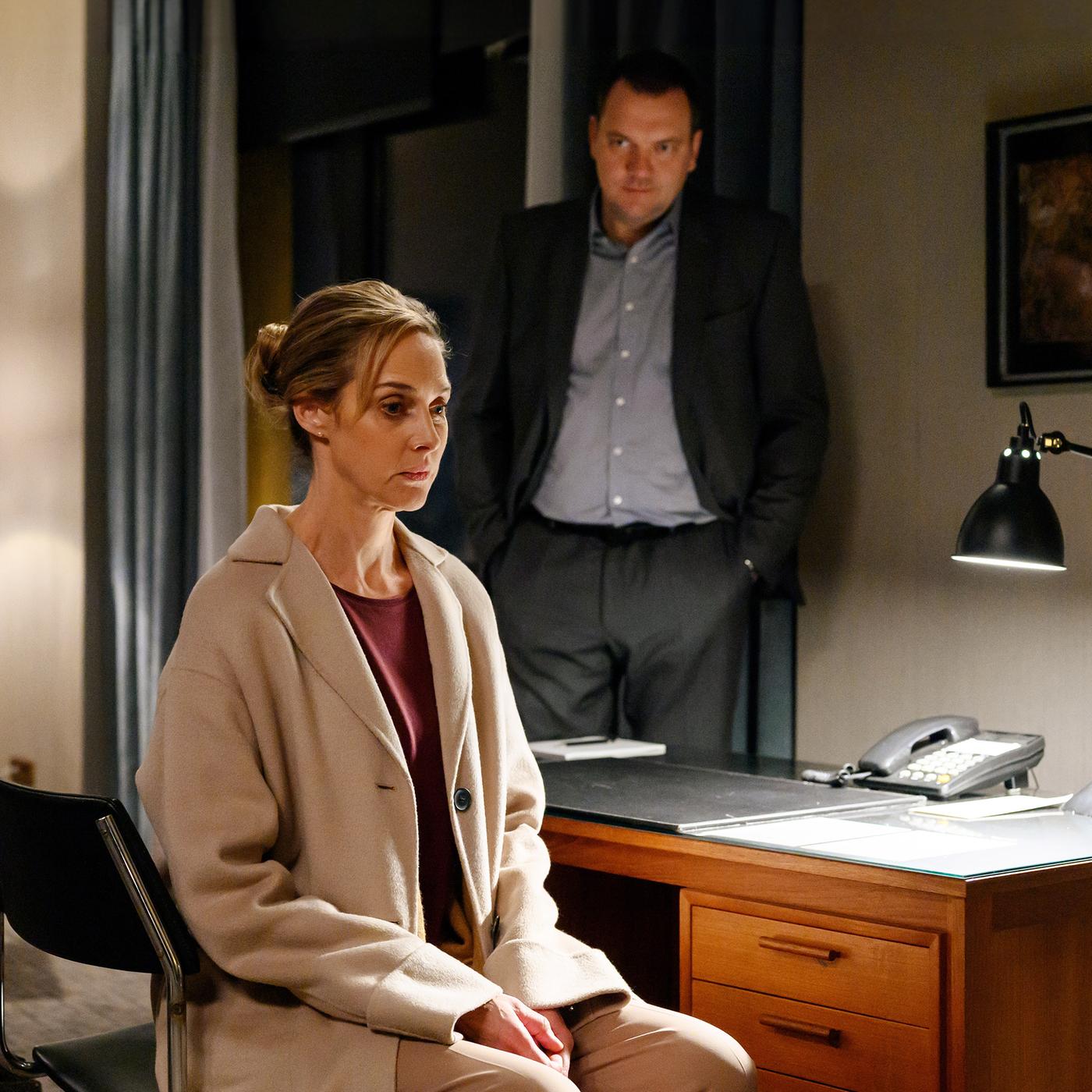 Judith (Sophie von Kessel) und Polizist Thomas (Charly Hübner) in einem Büro.