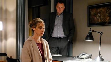 Judith (Sophie von Kessel) und Polizist Thomas (Charly Hübner) in einem Büro.