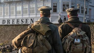 Zwei Soldaten stehen mit dem Rücken zur Kamera.