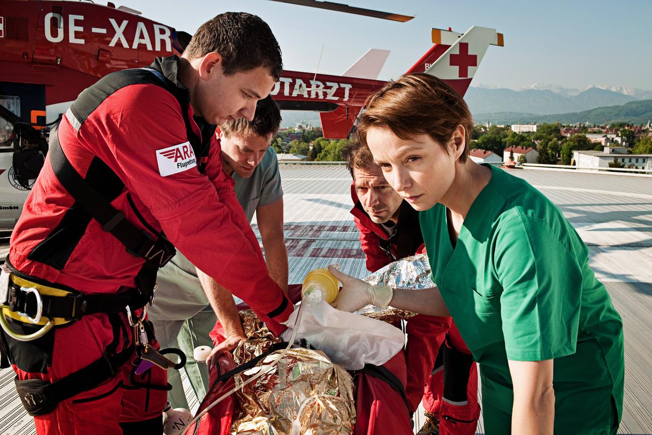 Katharina wird vom notärztlichen Helikopter ins Krankenhaus geflogen. Hier übernimmt Dr. Lydia Marischek (Julia Koschitz, r.) die Leitung.