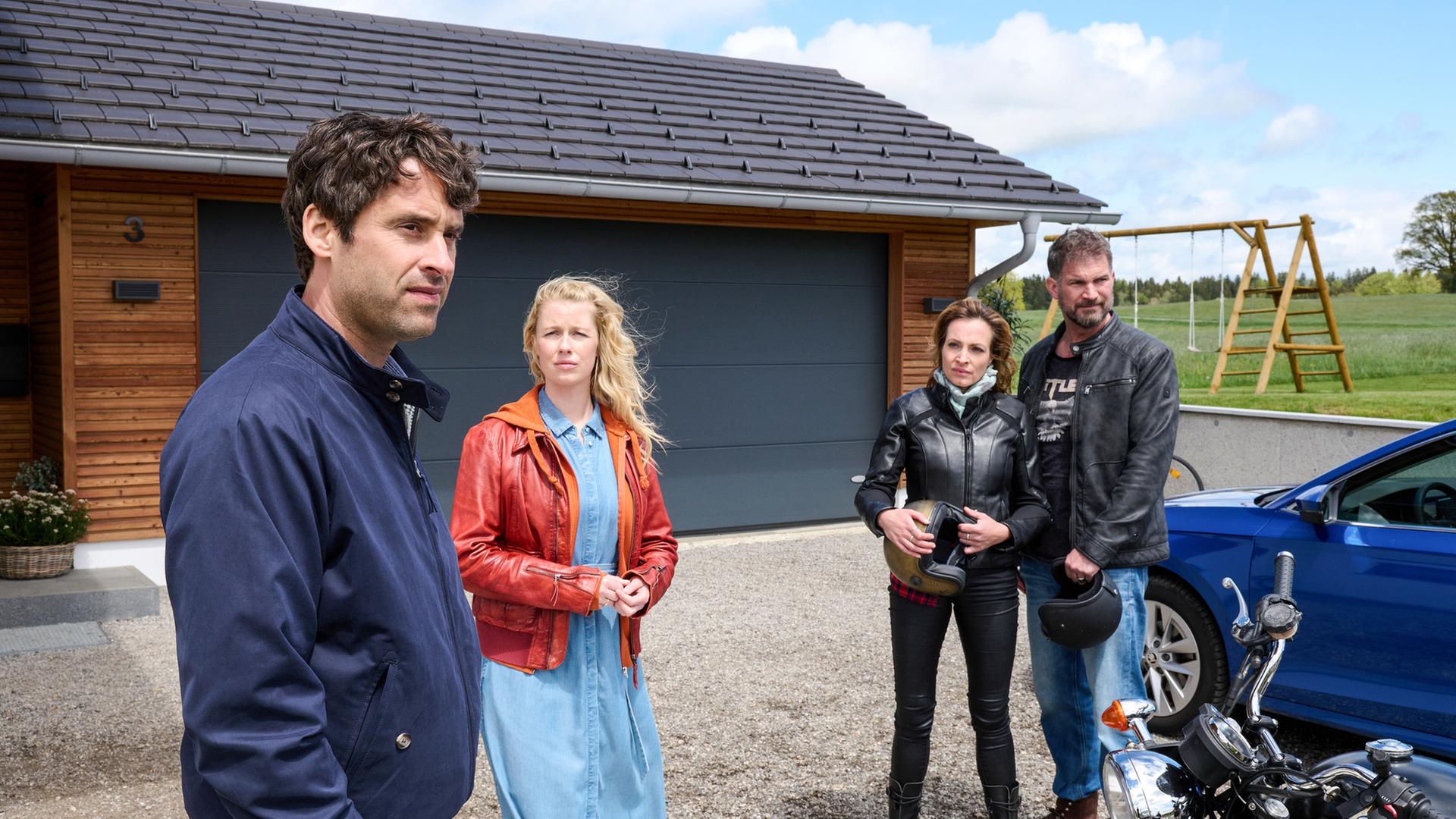 "Marie fängt Feuer - Das Zweite Ich": Emil Huber (Kai Albrecht) steht mit Marie (Christine Eixenberger) vor der Garage seines Hauses. Ihnen gegenüber stehen seine Frau Sabrina (Dagny Dewath) und ihr Freund Jonas Bayer (Simon Böer).