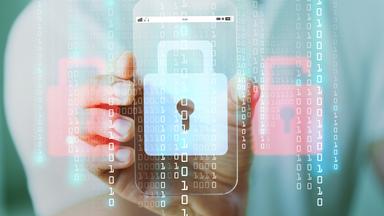 eine Hand die ein Handy hält, darüber ein transparenter Zahlenteppich mit den Zahlen a und 0 und drei Schlösser