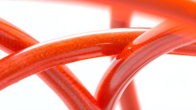 ineinander verschlungene rote Kabel