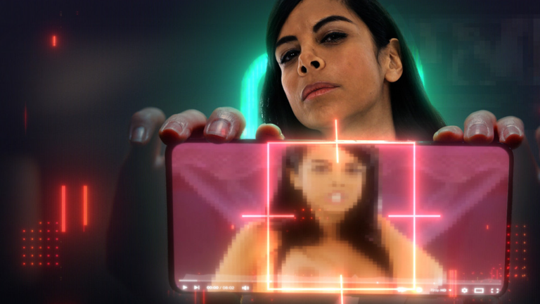 Frau hält Smartphone mit verpixeltem KI-Bild vor sich.