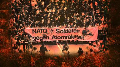 Bundeswehrsoldaten beteiligen sich am 10. juni 1982 mit einem Spruchband an einer Demonstration in Bonn gegen die Stationierung von Atomraketen in Europa.