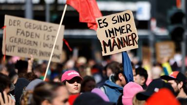 Hamburg: Teilnehmerinnen und Teilnehmer halten Plakate während der Demonstration gegen sexualisierte Gewalt gegen Frauen hoch